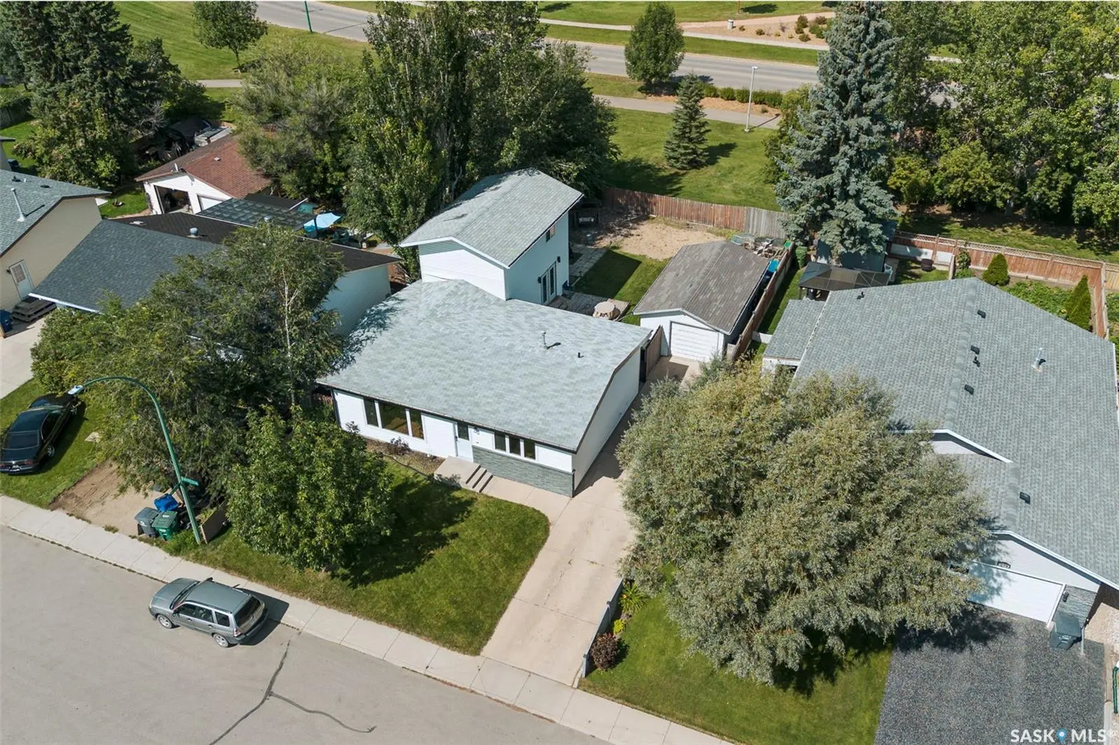 Exterior photo of 178 Neatby Crescent, Saskatoon, SK, showing a split-level home in Parkridge.